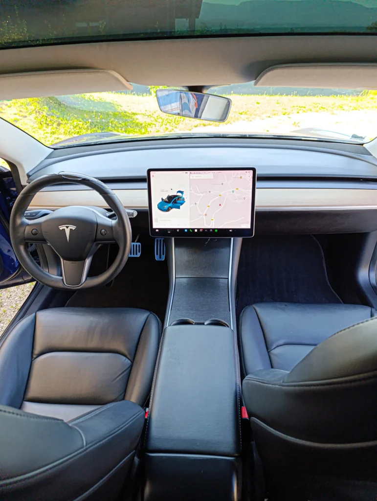 Photo montrant l'intérieur d'une Tesla Model 3 après un nettoyage complet.